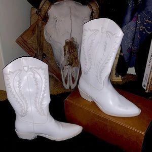 Madden Girl Cowgirl boots 🤠🤍